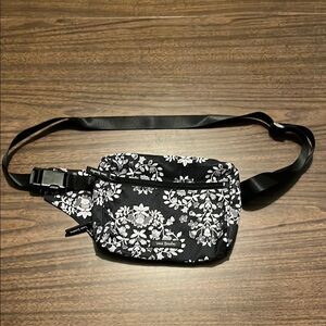 Vera Bradley Belt Bag Chandelier Noir Zip Around Card Slots Strap